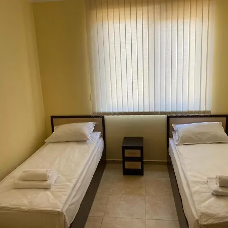 3 Family With Pool View Apartment