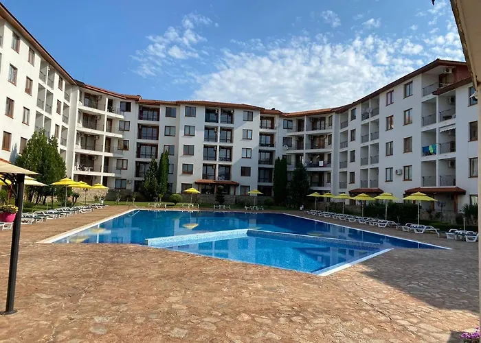 3 Family With Pool View Apartment *